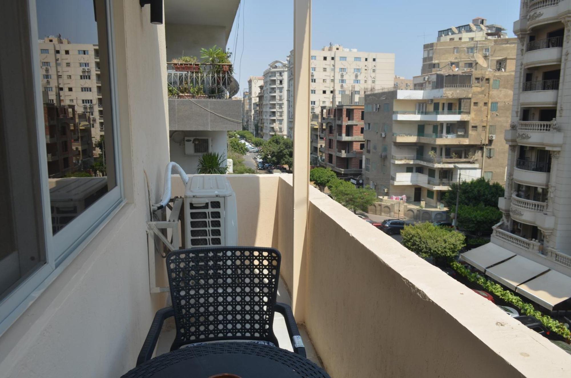 Sunny Haven 1br Near Airport Apartment